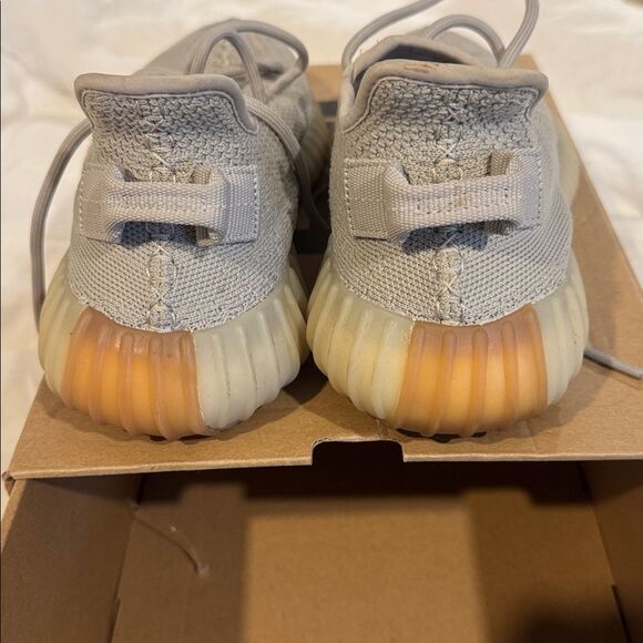 Yeezy Boost 350 V2 in Classic Gray - Picture 3 of 11